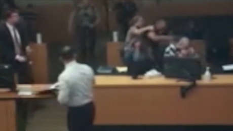 Padre de familia reacciona a la risa del asesino de su yerno (VIDEO)