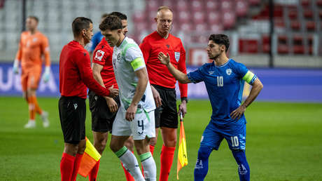 VIDEO: El tajante desplante del capitán de Irlanda frente a su par israelí en un partido de fútbol