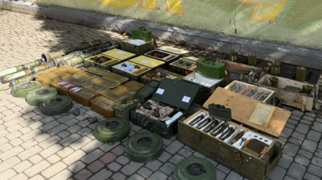Ucrania entrega un arsenal de armas robadas en el frente a un reconocido grupo neonazi