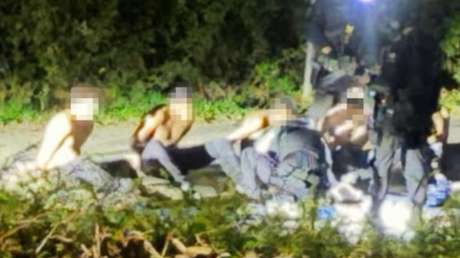 Detienen a "terroristas" cerca de una base aérea británica pero les dejan libres bajo fianza: ¿Qué se sabe?
