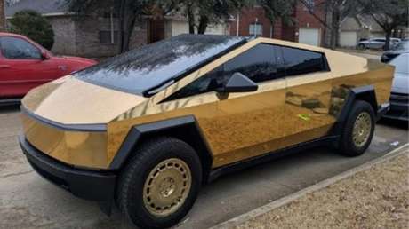 Dueño de clínicas roba millones a salud militar de EE.UU. para comprar una Cybertruck bañada en oro