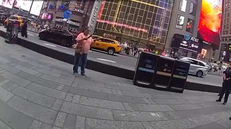 VIDEO del momento en que la Policía intenta reducir a la mujer que apuñaló a 2 personas en Times Square