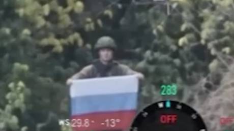 Ondea la bandera rusa: VIDEO desde una localidad liberada