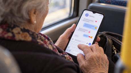 Emotiva conversación entre una anciana rusa y una IA encoge el corazón de Internet