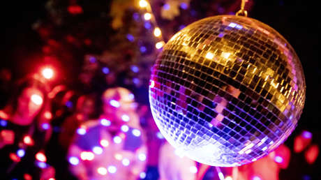 Un hombre muere en un club nocturno y la fiesta sigue por varias horas