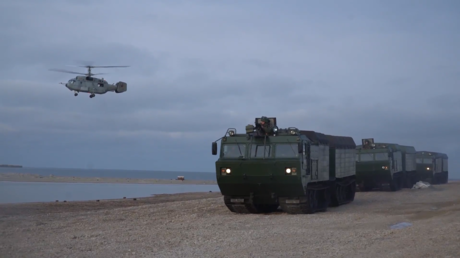 VIDEO: Fuerzas rusas realizan ejercicios de desembarco en la costa de una isla ártica