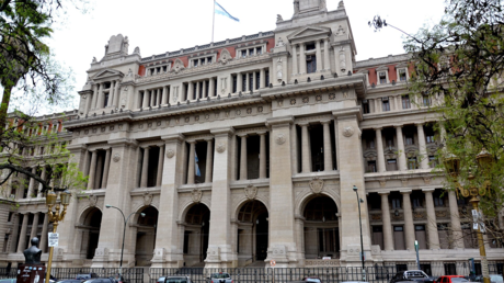 ¿Qué hay detrás del fallo que permite la venta ilimitada de tierras a extranjeros en Argentina?