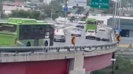 Motociclista sale volando tras chocar con la valla en un puente y sobrevive para contarlo (VIDEO)