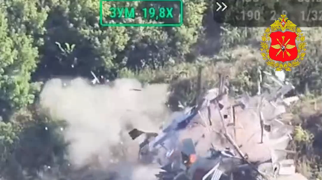 VIDEO: Drones rusos pulverizan puesto de mando de drones y arsenal enemigo