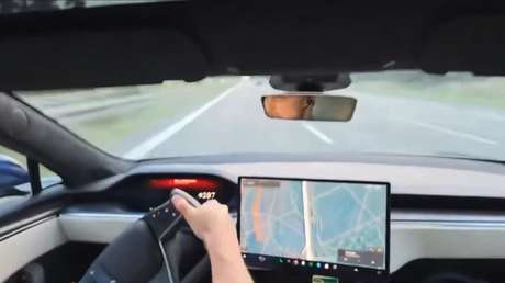 Choque brutal: un Tesla revienta un neumático a casi 300 km/h y pierde el control (VIDEO)