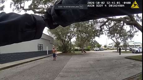VIDEO: Policía abate a tiros a un hombre armado con cuchillo de carnicero en un tenso altercado