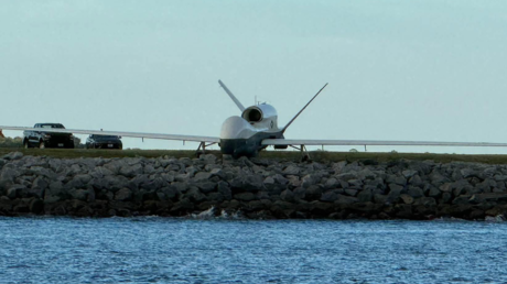 Un dron espía de EE.UU. se sale de la pista y casi cae a un río (FOTOS)