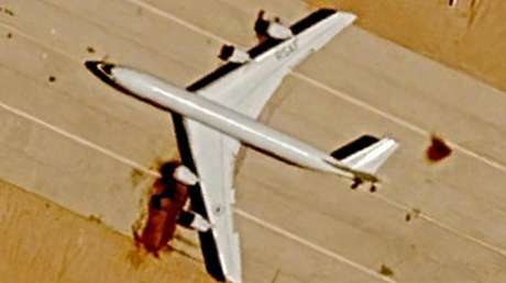 IMÁGENES SATELITALES revelan graves daños en un avión espía saudita tras un ataque iraní