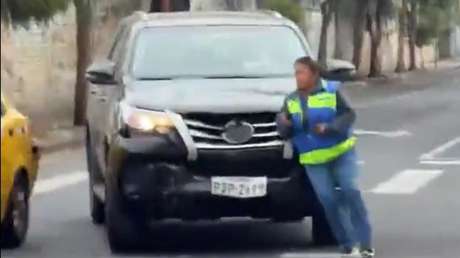 VIDEO: Intenta fugarse tras un choque con una agente aferrada al vehículo mientras muestra dólares
