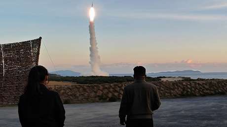 FOTOS: La RPDC prueba un misil estratégico bajo supervisión de Kim Jong-un