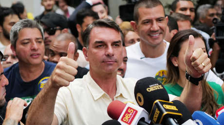 Flávio Bolsonaro encabeza el escrutinio de las presidenciales en Brasil