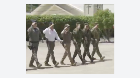 VIDEO: Ministro de Defensa colombiano imita a De la Espriella y marcha portando un arma de fuego