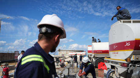 El petróleo vuelve a cruzar el Ormuz, pero la guerra sigue llegando al bolsillo