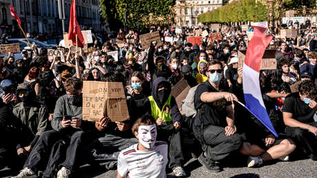 "Dejemos de gastar en portaaviones nucleares": el reclamo de los estudiantes franceses en sus protestas