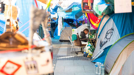 VIDEO: Se burla de los acampados en Madrid antes de ir al trabajo y le pasa esto