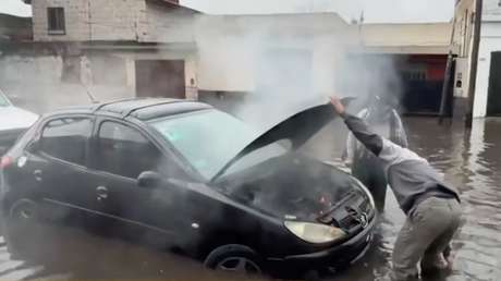 VIDEO: Apagan incendio de un auto con el agua de una calle inundada por la lluvia