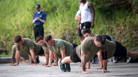VIDEO: Pete Hegseth suda junto a militares en gimnasia matutina