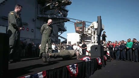 Hegseth se tira al suelo tras un error sobre el USS Abraham Lincoln (VIDEO)