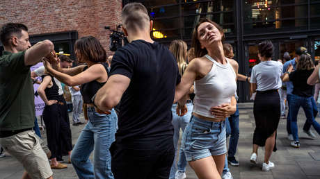 Estudio revela que bailar salsa puede reducir los síntomas de este trastorno mental