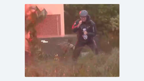 VIDEO: Reportero lucha para mantenerse en pie ante los vientos del huracán Isaías