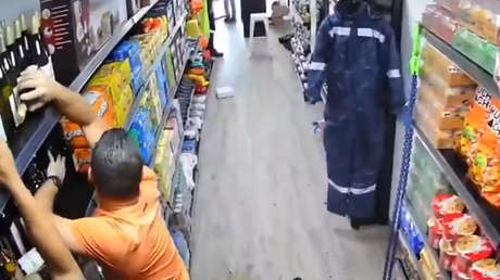 Héroes del vino: hombres dejan claras sus prioridades durante sismo en Panamá (VIDEO)