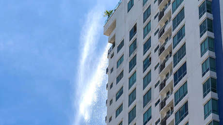 VIDEO: Cascada con agua de piscinas cae de un rascacielos en Panamá en pleno terremoto