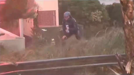 VIDEO: Reportero lucha para mantenerse en pie ante los vientos del huracán Isaías
