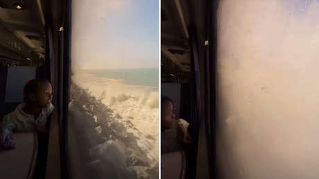 Postal inolvidable: fuerza del mar sorprende a viajeros en un tren costero (VIDEO)