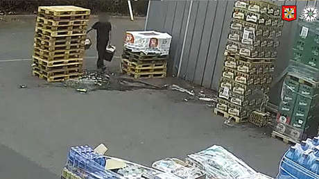 VIDEO: Intenta robar cajas de cerveza, pero sufre un toque de karma instantáneo