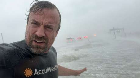 VIDEOS: 'Cazador de tormentas' muestra la furia del huracán Isaías en la costa de Florida