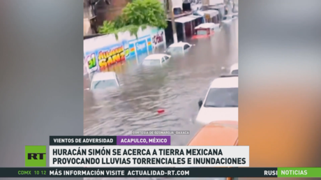 Huracán Simón se acerca a tierra mexicana provocando lluvias torrenciales e inundaciones