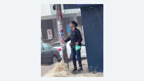 'Al mal tiempo, buena farra': baila en medio de inundaciones por el huracán Simón (VIDEO)