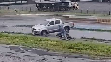 Ciclista se salva por los pelos de camioneta que salió disparada hacia él (VIDEO)