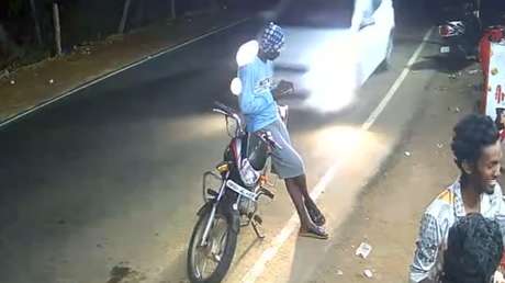 El destino lo salva de morir arrollado: coche impacta su moto sin tocarlo (VIDEO)
