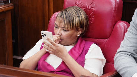 VIDEO: Una senadora causa revuelo por lo que hacía en plena sesión parlamentaria