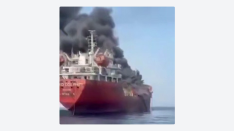 VIDEO: Petrolero en llamas tras impactar contra una mina iraní