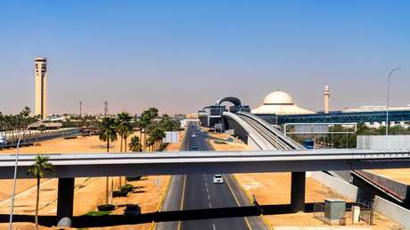 Un muerto y 11 heridos en un nuevo ataque contra el aeropuerto de la capital saudita