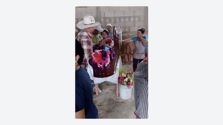 VIDEO: Adolescente despierta dentro de su ataúd horas después de ser dada por muerta