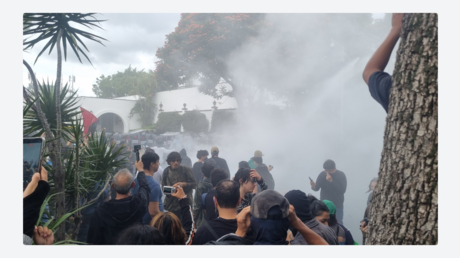 Protestas por agua sucia en Jalisco derivan en choques frente a la residencia del gobernador (VIDEOS)