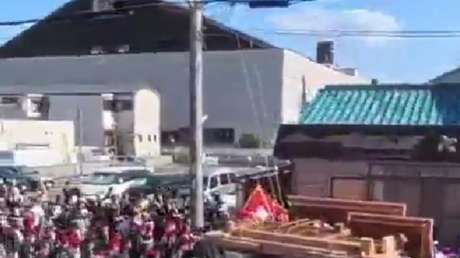 VIDEO: Una carroza tradicional de cuatro toneladas vuelca en plena curva durante un festival en Japón