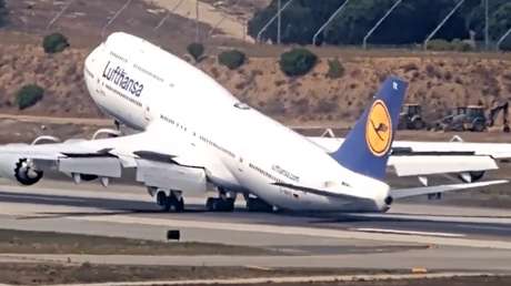 Maniobra extrema: un avión de pasajeros casi estrella su cola contra la pista (VIDEO)