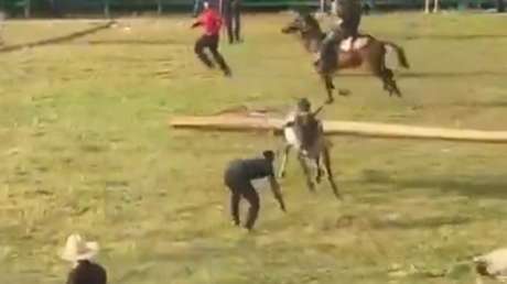 Un hombre desafía a un toro enfurecido y sobrevive a dos embestidas seguidas (VIDEO)