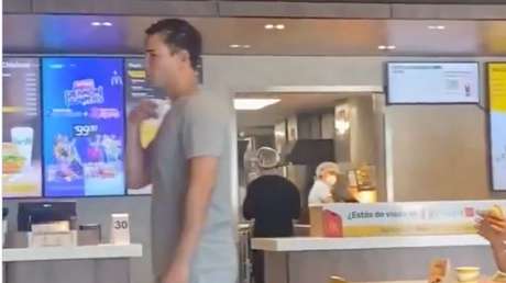 VIDEO: Sujeto insulta y amenaza de muerte a clientes de un restaurante en un ataque homófobo