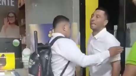 VIDEO: Concejal colombiano agrede a empleado de un supermercado