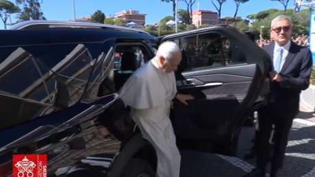 VIDEO: El momento en el que el papa León XIV entra al hospital para ser operado